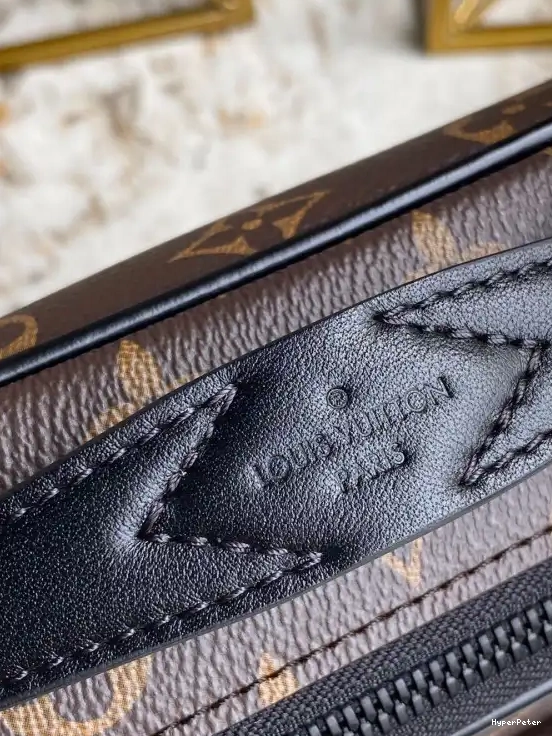 LOUIS VUITTON S LOCK MESSENGER 0517